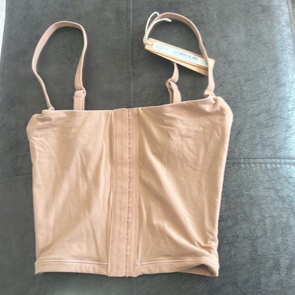 Skims Fits Everybody Adaptive Cami - Picture 5 of 9